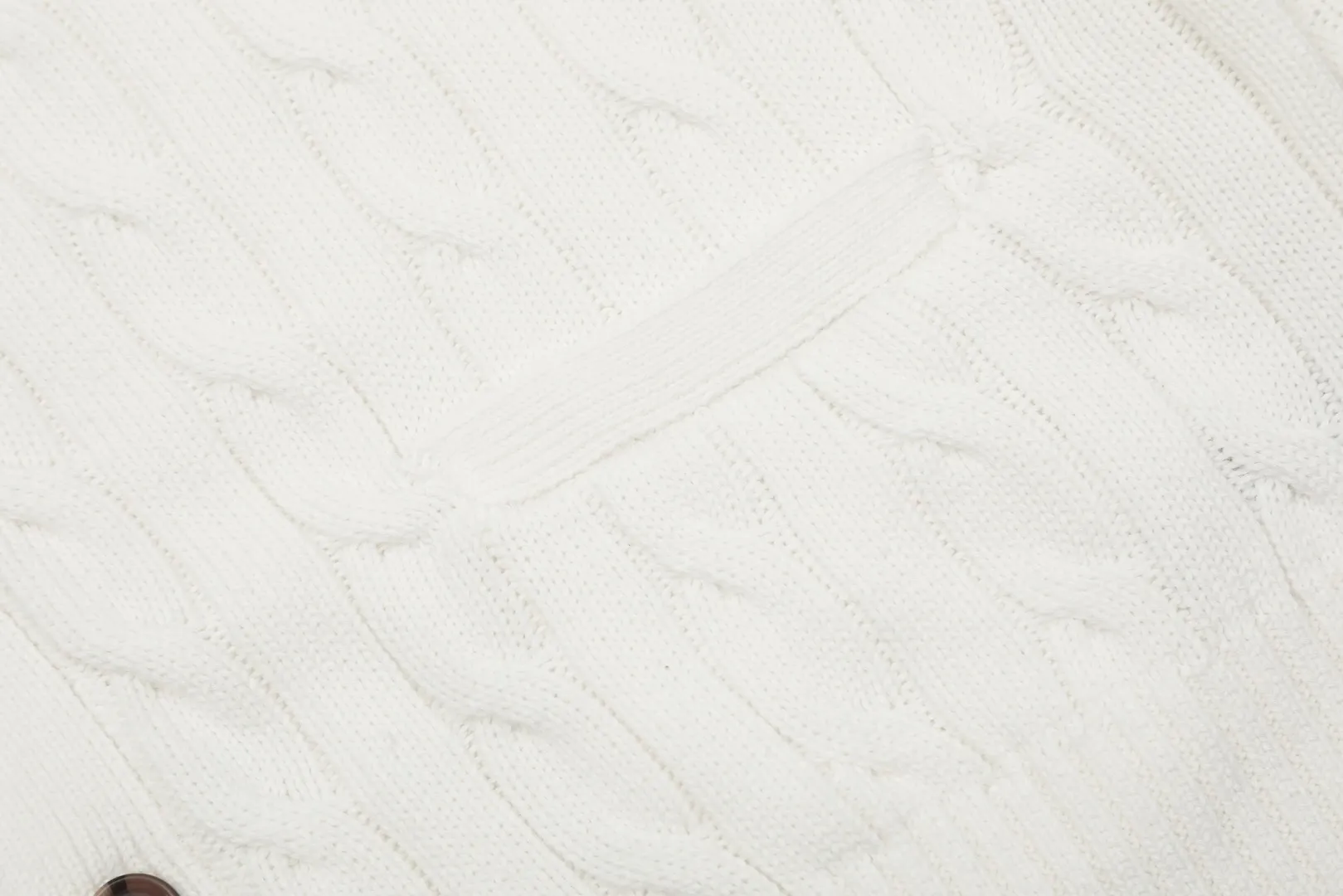 P270 Top quality" Style number: DS013# [Ralph Lauren V-neck solid color pony embroidered logo twist knitted cardigan] ✅Ralph Lauren classic basic versatile all-season couple knitted cardigan jacket ✅Main supplier platform live broadcast Wholesale entities will be replenished if out of stock, will not be removed from the shelves ✅ZP quality 1:1 version Scan the code to enter the GF website Counter quality ✅Detailed quality The only one in Guangzhou Imported quality cotton yarn, focusing on high-end Needless to say, cost-effective and good quality. ✅The version is restored to the original size. The maximum size can be worn up to 200 pounds. Loose, comfortable and stress-free. ✅The upper body is simple and easy to match. A must-have for ootd. Good-looking clothes are never picky. A must-have for men and women with the same style. Recommended for couples. Size: S-XL. Color: black, navy, off-white, gray, light blue, khaki.